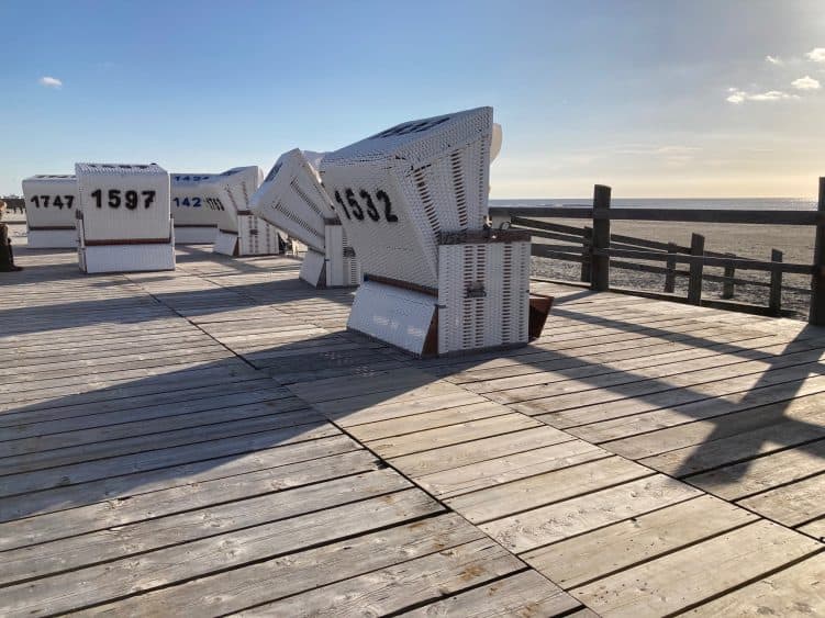 Blick auf Strandkörbe und die Nordsee, St.Peter Ording, Deutschland