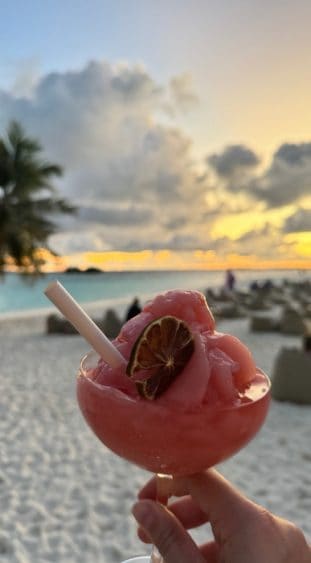 Herrliche Eiskreationen unter tropischer Sonne genießen.