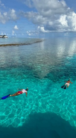 Zwei Schnorchler im Meer.