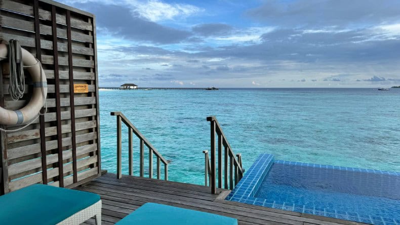 Von der Terrasse des Wasserbungalows hat man über eine Treppe direkten Zugang zum Meer!