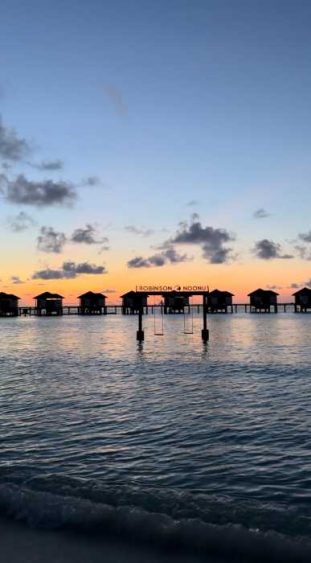 Sonnenuntergang im ROBINSON NOONU mit Blick auf die Wasserbungalows.