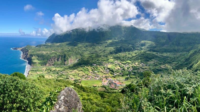 Die Azoreninsel Flores – herrlich grüne Vegetation. Wo unberührte Natur, rauschende Wasserfälle und eine faszinierende Vulkanlandschaft darauf warten, entdeckt zu werden.