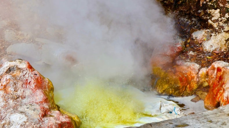 Blick auf die Die dampfenden Geysir-Quellen von Furnas. Ein faszinierendes Schauspiel der Natur auf der Azoren-Insel São Miguel.