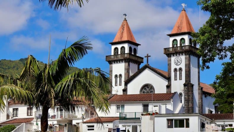 Die malerische Kirche von Furnas, umgeben von Palmen und grüner Landschaft. Ein Ort voller Ruhe und Charme.