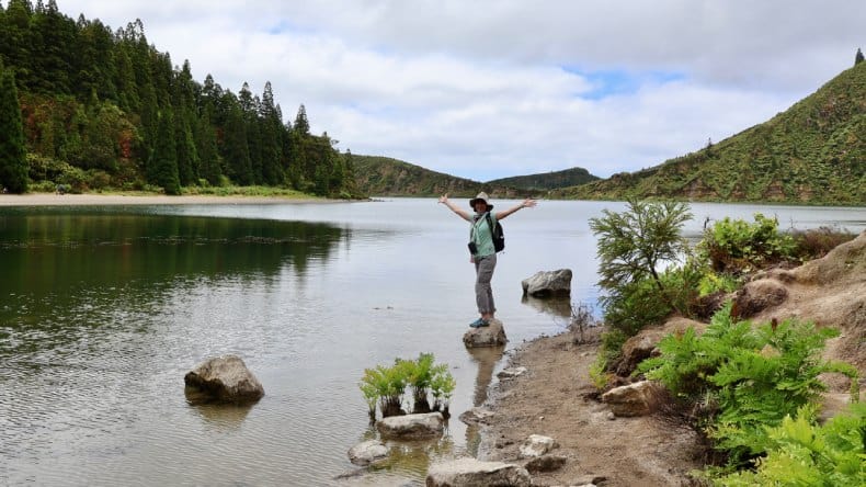 Ein Moment der Ruhe und Schönheit am Lagoa de Fogo – der faszinierende Kratersee auf São Miguel, Azoren.