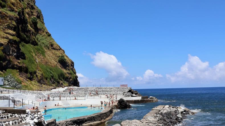 Das idyllische Naturschwimmbad bei Boca da Ribeira auf der Azoren-Insel Sao Miguel.