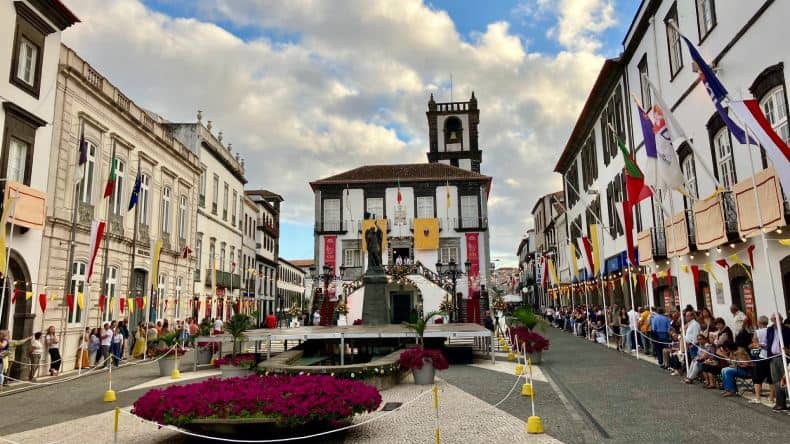 Blick auf die Kirche Igreja Matriz de São Sebastião in Ponta Delgada auf der Azoren-Insel São Miguel.