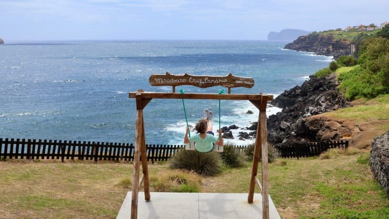 Die Blogautorin beim Schaukeln mit Aussicht aufs Meer!
