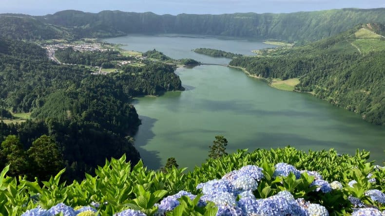 Blick auf den wunderschönen Lagoa Canario auf der Azoren-Insel São Miguel in Portugal.