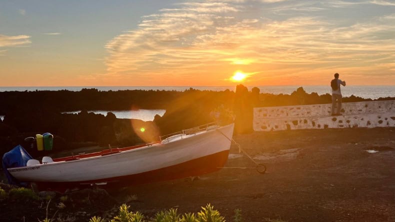 Sonnenuntergang auf der Insel Flores. Die Sonne versinkt im Meer, ein traumhafter Anblick.