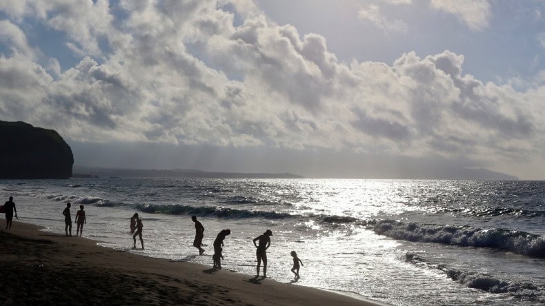 Der malerische Strand von Santa Barbara auf São Miguel, ein unberührtes Paradies der Azoren mit goldenem Sand.