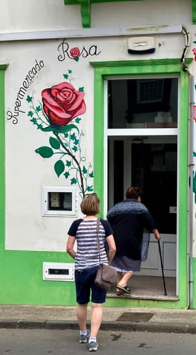 Der liebevoll geführte kleine Supermarkt "Supermercardo Rosa" auf der Azoreninsel Flores.