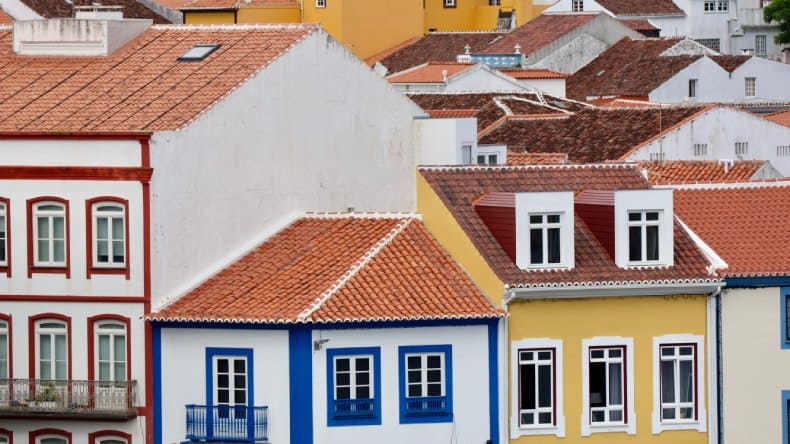 Die malerischen, bunten Häuser von Angra do Heroísmo auf der Insel Terceira – ein charmantes Panorama, das die lebendige Geschichte und Kultur der Azoren widerspiegelt.