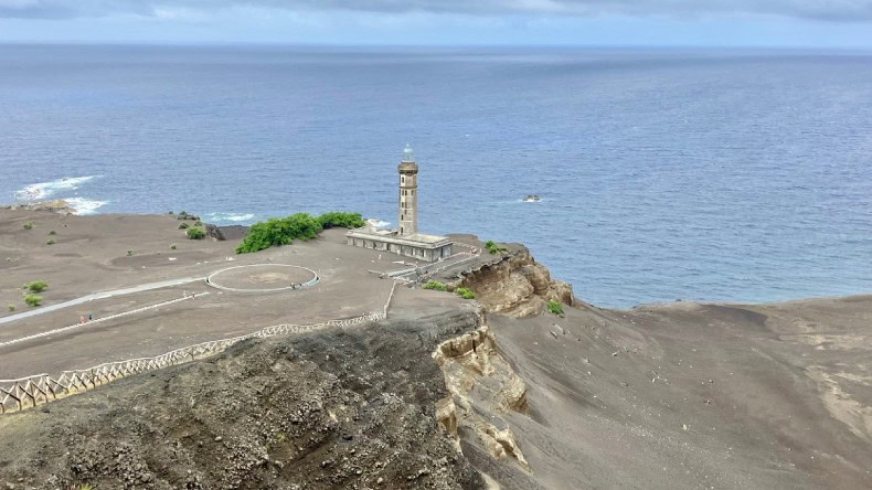 Das Leuchtturmgebäude von Capelinhos auf Faial – ein stummer Zeuge der vulkanischen Kräfte, die die Azoren geformt haben.