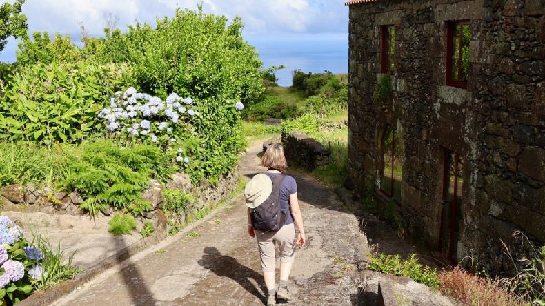 Sabina beim Wandern auf der schönen Azoren-Insel Flores.