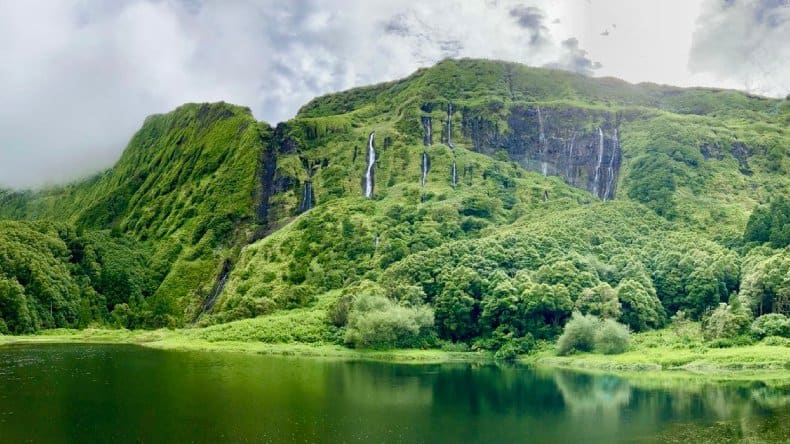 Blick auf die Wasserfälle Cascata da Ribeira do Ferreiro auf der Azoreninsel Flores.