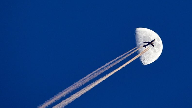 Flugzeug und Kondensstreifen am Himmel