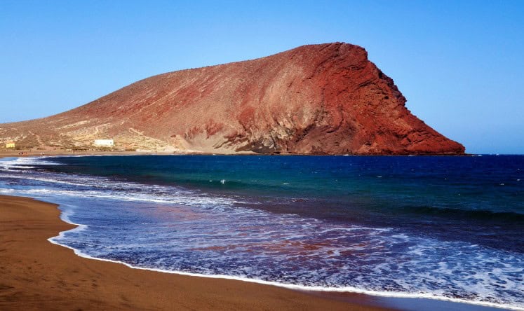 Blick auf den Berg Montana Roja am Montana Roja Strand in der Nähe von Playa Blanca auf Teneriffa.