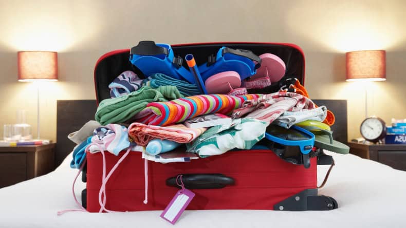 Übervoller Koffer einer Familie vor dem Urlaub