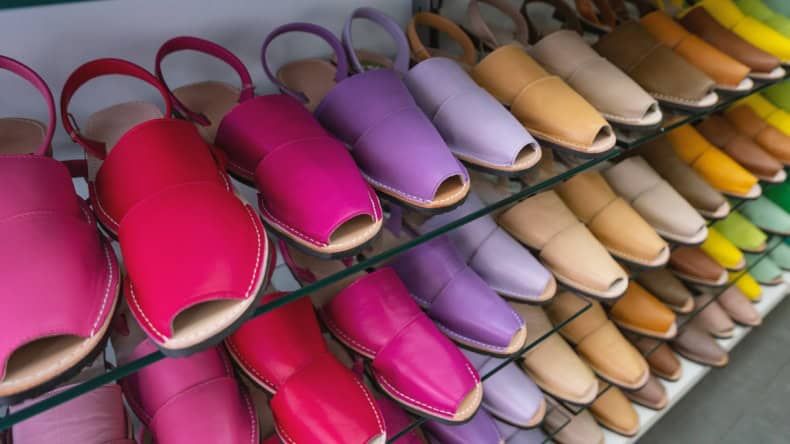 Blick auf ein Schuhregal mit bunten Sandalen, Menorca, Balearen