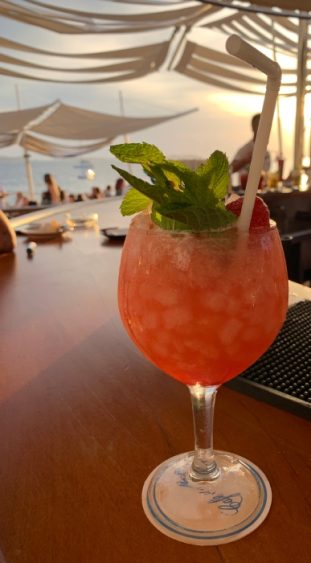 Blick auf ein Cocktailglas in einer Strandbar, Café del Mar, Ibiza, Balearen