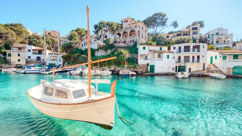 Blick auf den kleinen Hafen und Häuser im Fischerdorf Cala Figuera, türkises Meer, Mallorca, Balearen