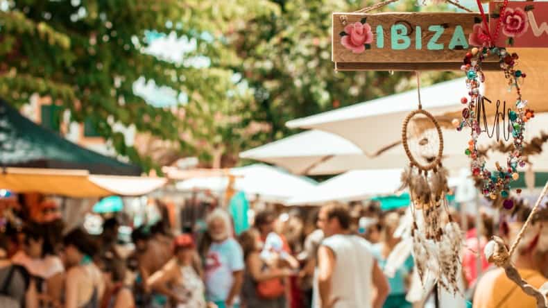 Blick auf einen der bunten Hippie Märkte auf Ibiza, Ibiza, Balearen