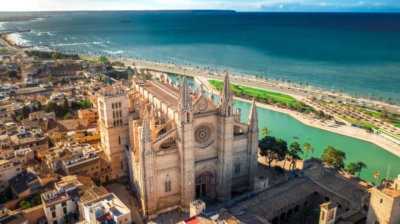 Blick auf die Kathedrale von Palma de Mallorca, den Hafen und das Meer, Mallorca, Balearen