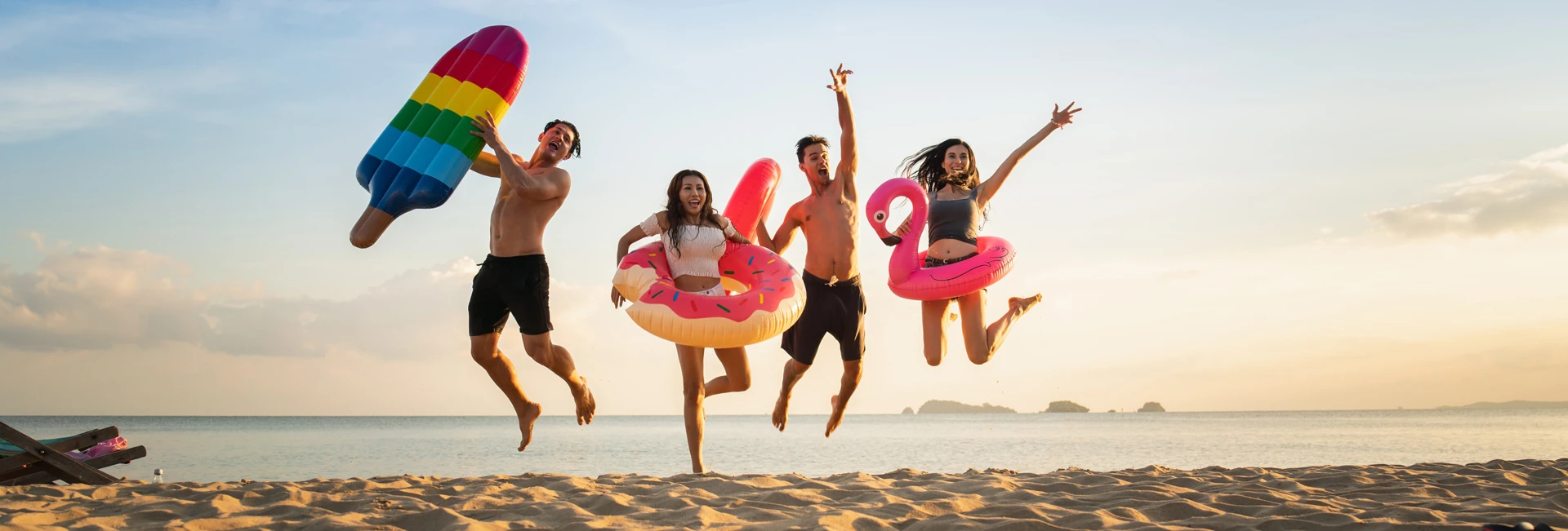 Menschen, die am Strand hüpfen