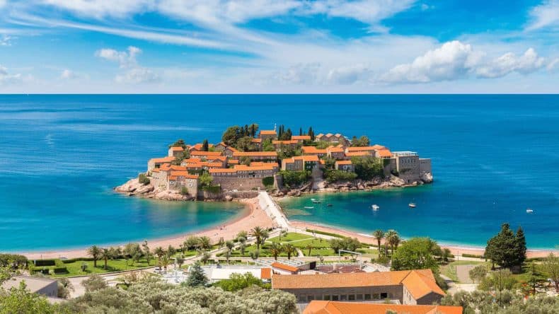 Blick auf die Insel Sveti Stefan und die beiden Strände, Montenegro