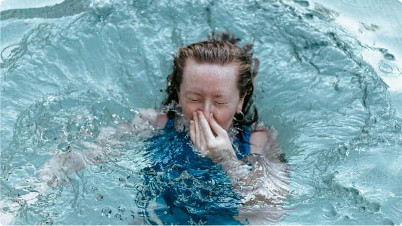 Frau taucht ins Wasser