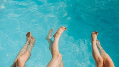 Menschen mit Beinen im Wasser