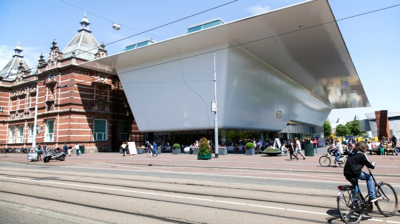 Das Stedelijk Museum ist ein Kunstmuseum in Amsterdam.