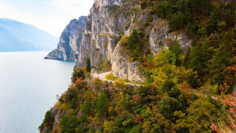 Blick auf den Ponale Wanderweg im Herbst am Gardasee, Italien