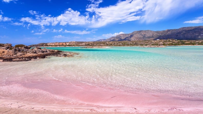Familienhighlight: Der Strand Elafonisi auf Kreta - rosa Strand trifft auf türkisblaues Meer.