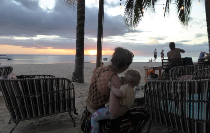 Mit Kind an der Beachbar von Flic en Flac