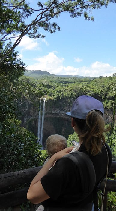 Blick auf die Alexandra Falls mit Kind in der Trage