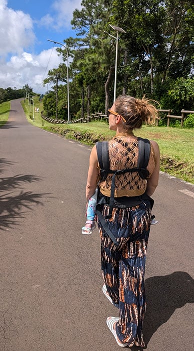 Mauritius mit Kind: Kind in der Trage