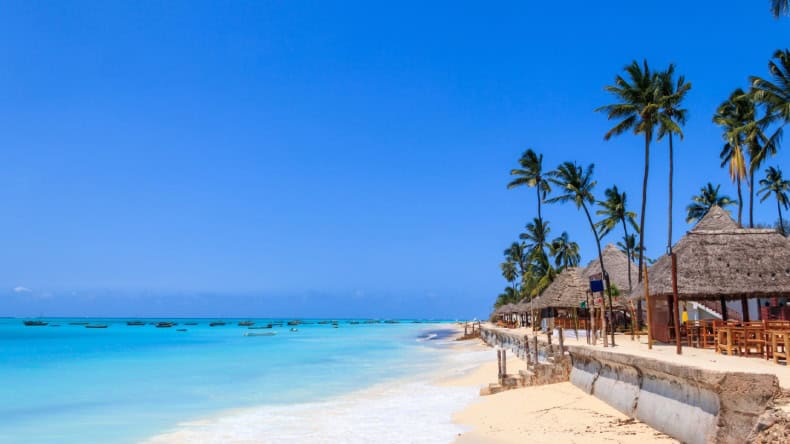 Nungwi Beach auf Sansibar - türkises Meer und weißer Strand.