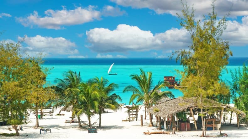 Paje Beach auf Sansibar - weißer Strand und tolle Windverhältnisse für Kitesurfer.