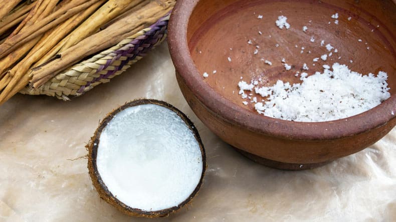 Geraspelte Kokosnuss in einer Schale