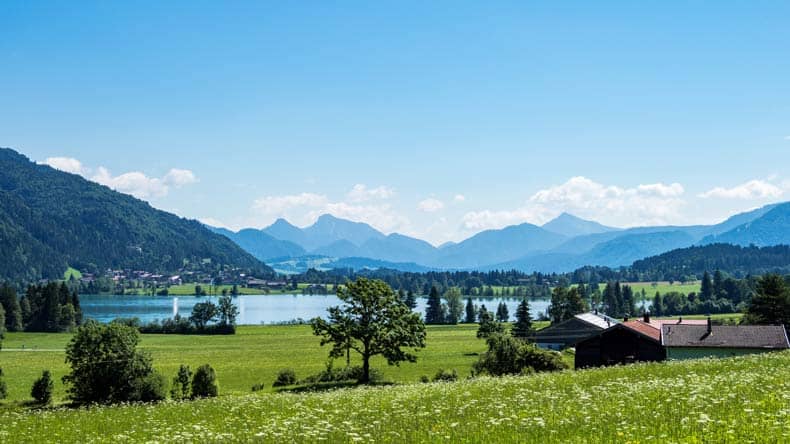 Berge, Wiesen und der Walchsee in Tirol