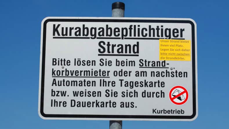 Blick auf ein Schild für einen kurabgabepflichtigen Strand, Kurtaxe, Deutschland