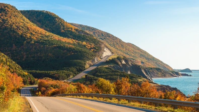 Blick auf die Küstenstrasse Cabot Trail im Herbst, bunte Laubbäume, Meer, Nova Scotia, Kanada