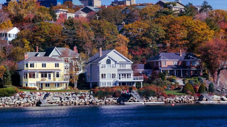 Blick auf Häuser im Nordwesten von Halifax, Herbststimmung, bunte Laubbäume, Wasser, Nova Scotia, Kanada