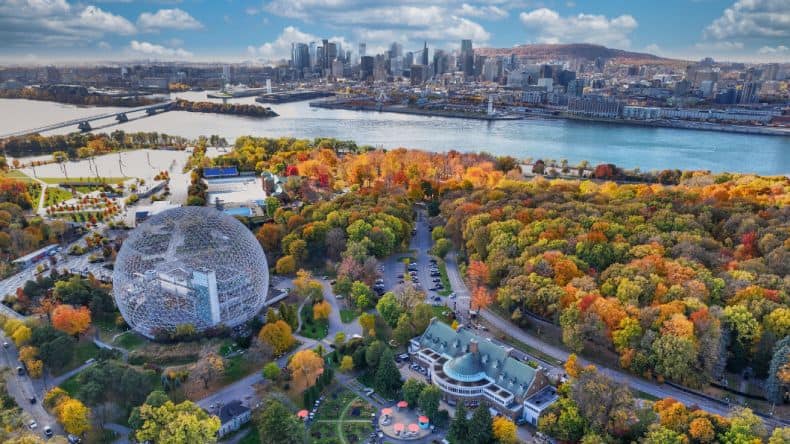 Blick auf die Stadt Montreal im Herbst und den St. Lorenz Strom, Quebec, Kanada
