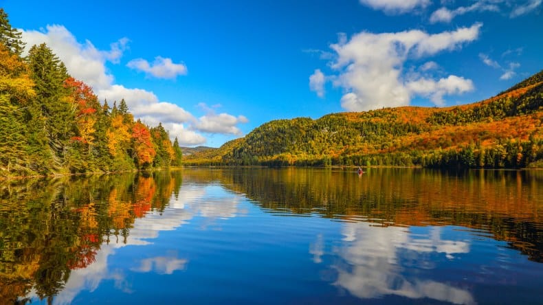 Indian Summer an einem See, buntgefärbter Wald, Kanada