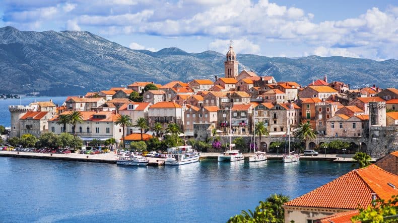Blick auf die mittelalterliche Stadt auf der Insel Korcula