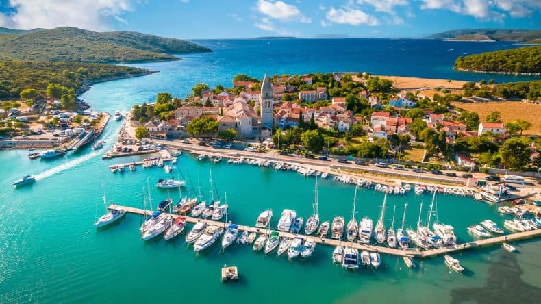 Blick auf die Insel Losinj mit Hafen