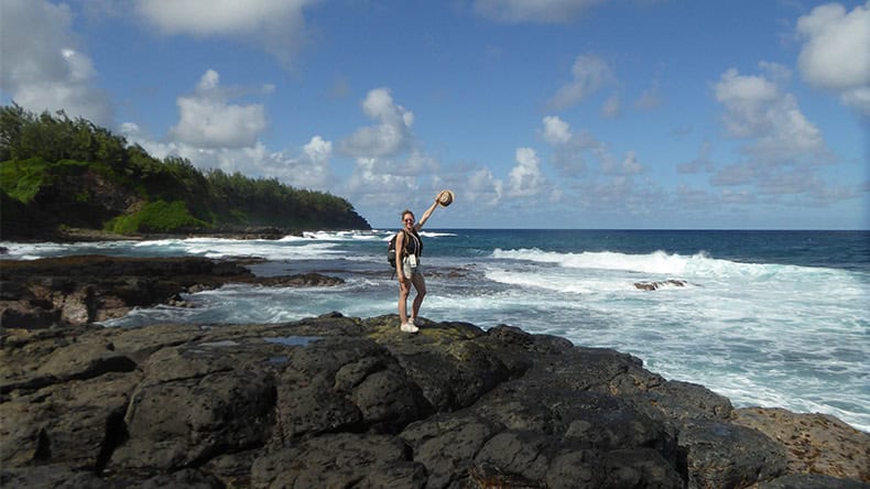 TUI Bloggerin Lydia auf einem Felsen am Meer